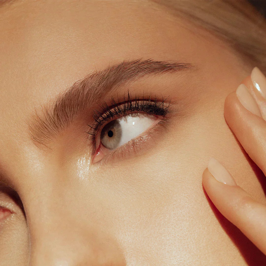THIS IS THE BEST PRODUCT TO LOCK BROWS IN PLACE