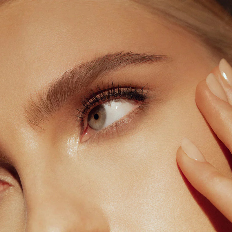 THIS IS THE BEST PRODUCT TO LOCK BROWS IN PLACE